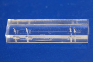 cancer-cell-separating-microfluidic device